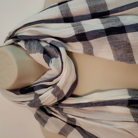 60in. x 28in. Scarf.  It is in excellent condition. - Picture 2 of 4